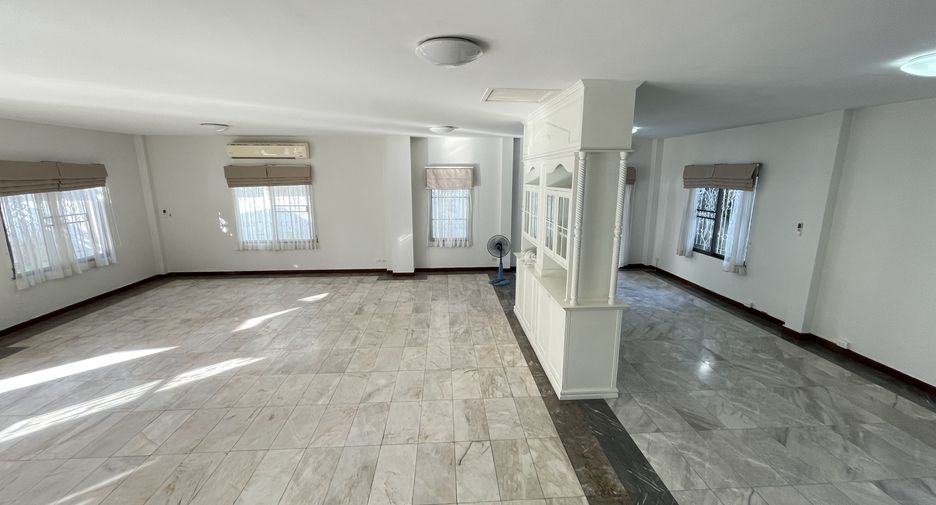 For rent 4 bedrooms house in Khlong Toei, Bangkok