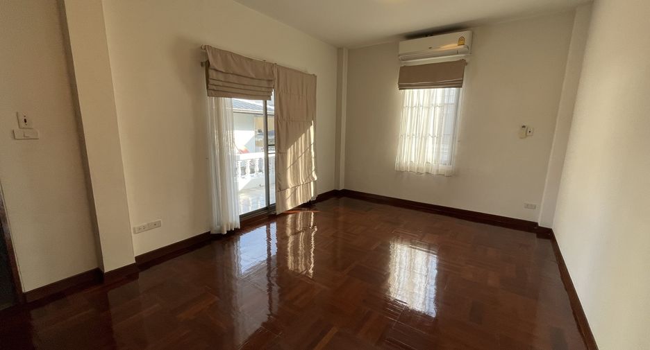 For rent 4 bedrooms house in Khlong Toei, Bangkok