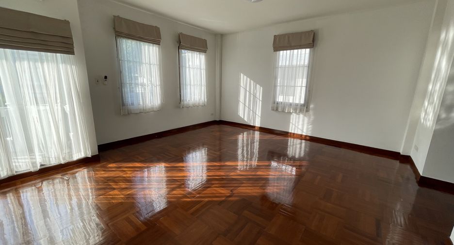 For rent 4 bedrooms house in Khlong Toei, Bangkok