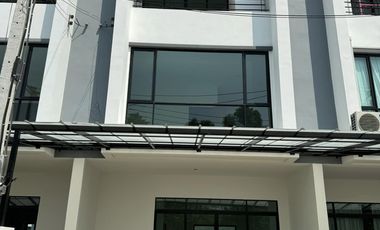For rent 3 bedrooms townhouse in Phra Khanong, Bangkok