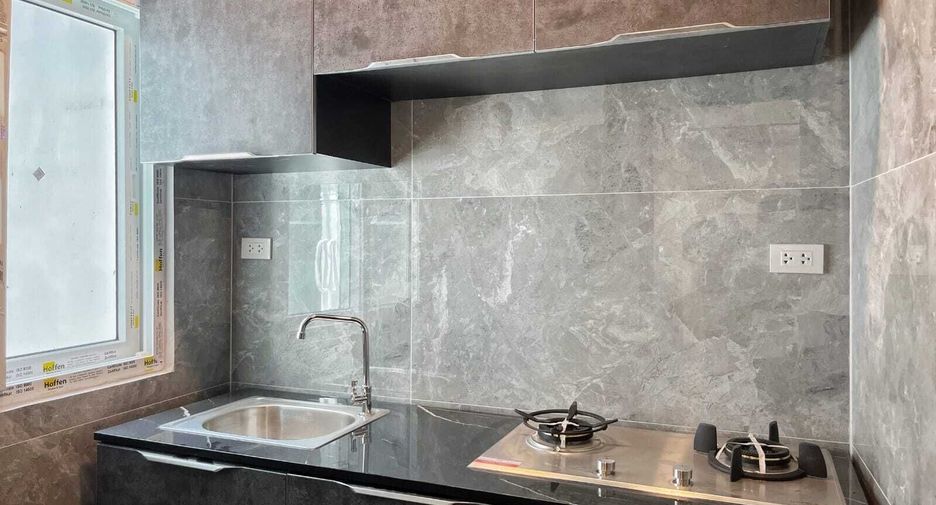 For rent 6 bedrooms townhouse in Watthana, Bangkok