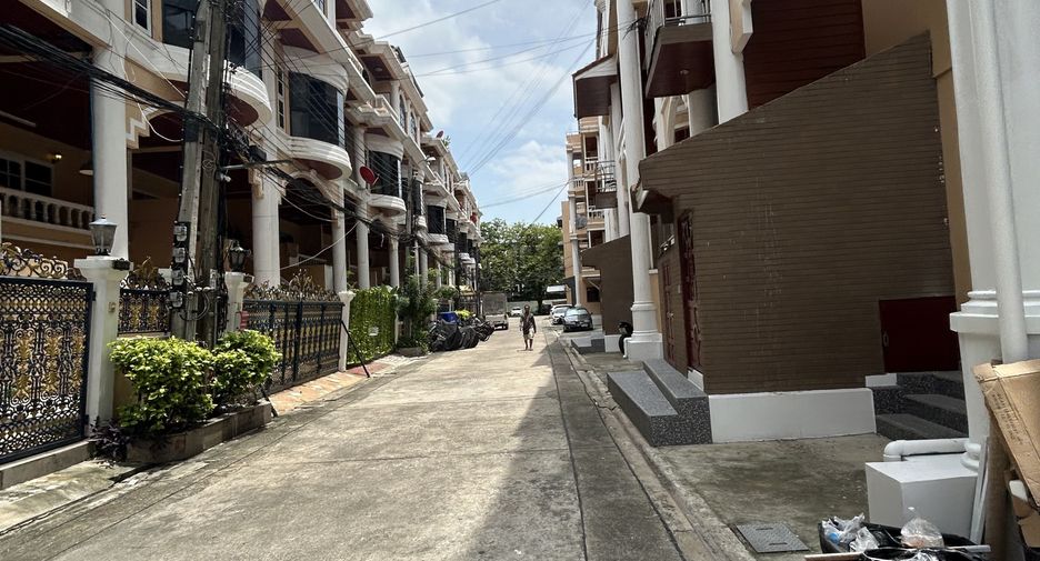 For rent 6 bedrooms townhouse in Watthana, Bangkok