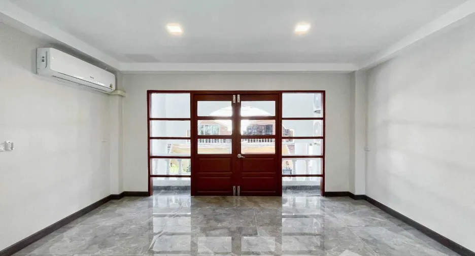 For rent 6 bedrooms townhouse in Watthana, Bangkok