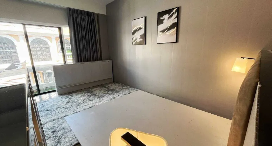 For rent 6 bedrooms townhouse in Watthana, Bangkok