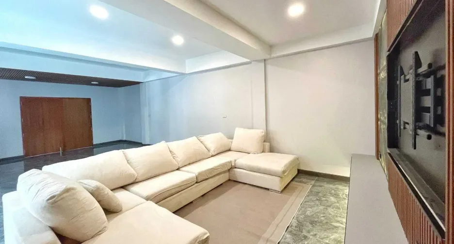 For rent 6 bedrooms townhouse in Watthana, Bangkok