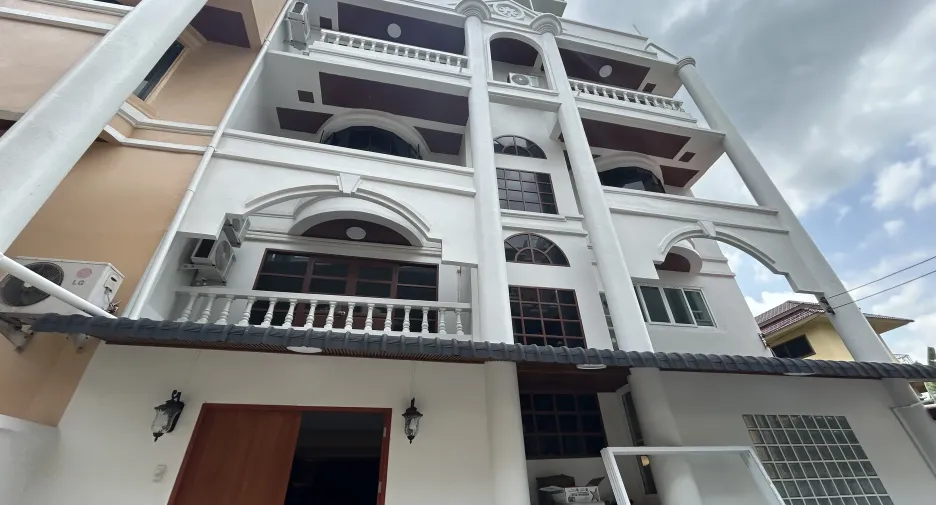 For rent 6 bedrooms townhouse in Watthana, Bangkok