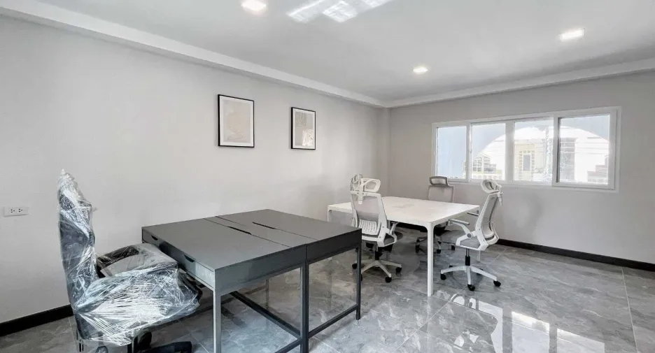 For rent 6 bedrooms townhouse in Watthana, Bangkok