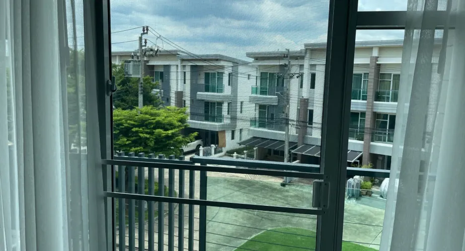 For rent 3 bedrooms townhouse in Prawet, Bangkok