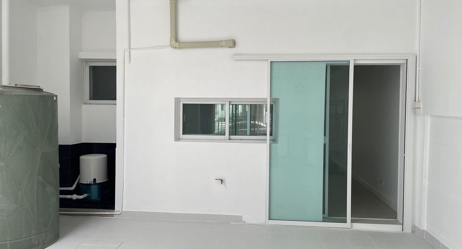 For rent 3 bedrooms townhouse in Prawet, Bangkok