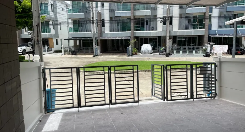 For rent 3 bedrooms townhouse in Prawet, Bangkok