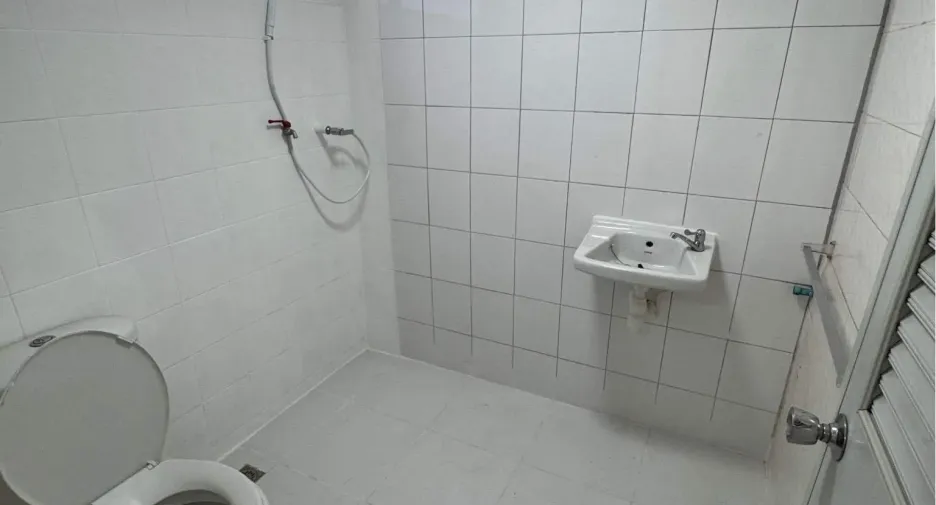 Gewerbefläche zur Miete mit 3 Zimmer in Watthana, Bangkok