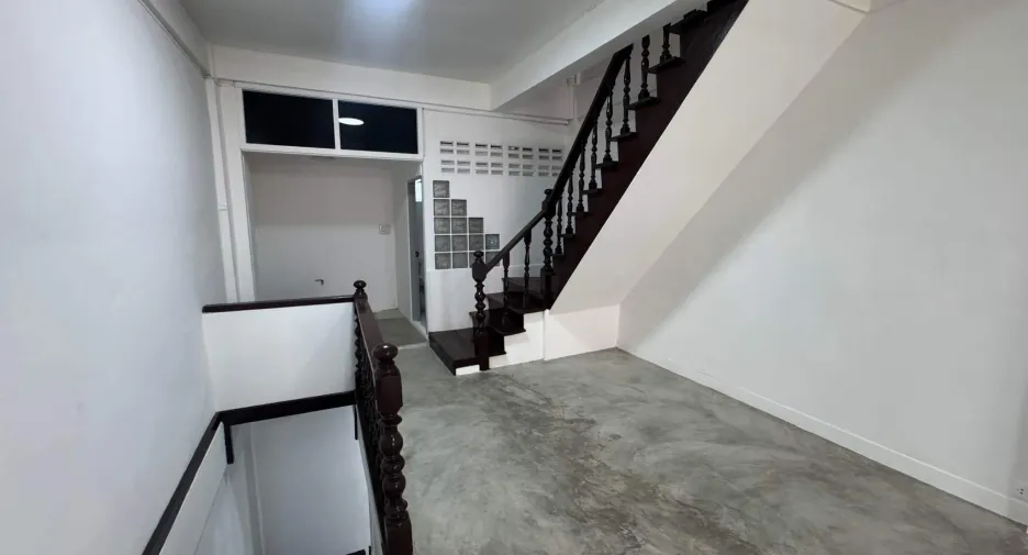 Gewerbefläche zur Miete mit 3 Zimmer in Watthana, Bangkok
