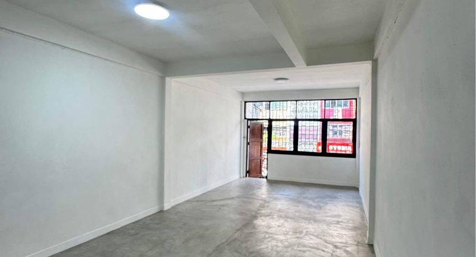 For rent 3 bedrooms retail Space in Watthana, Bangkok