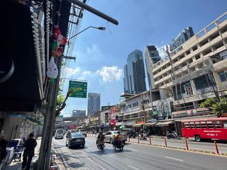 For rent 3 bedrooms retail Space in Watthana, Bangkok