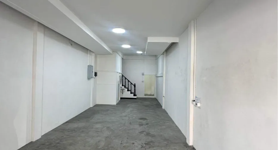 Gewerbefläche zur Miete mit 3 Zimmer in Watthana, Bangkok