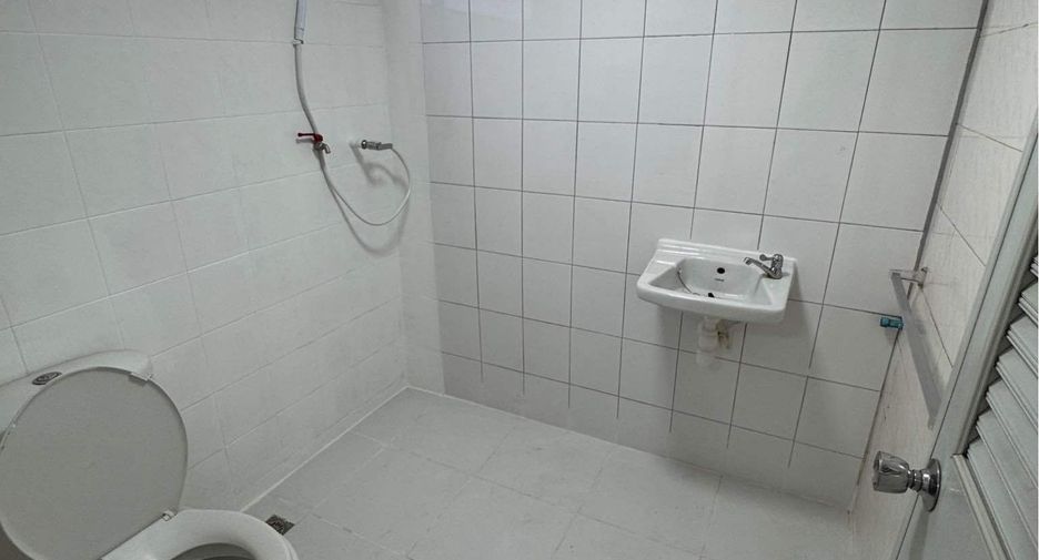 For rent 3 bedrooms retail Space in Watthana, Bangkok