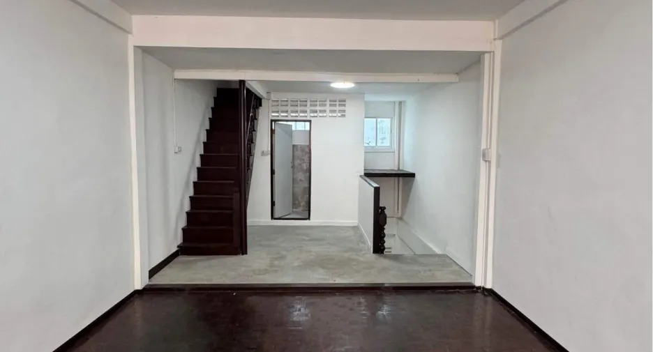 Gewerbefläche zur Miete mit 3 Zimmer in Watthana, Bangkok