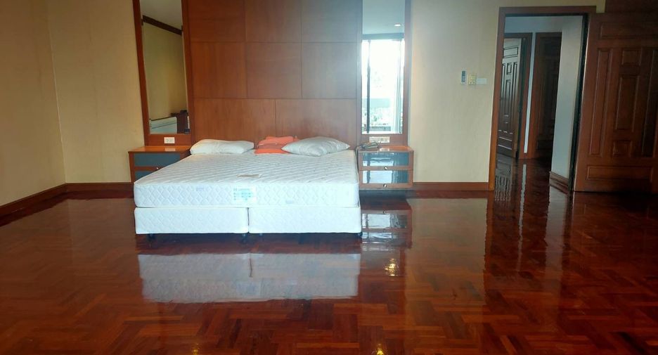 For rent 3 bedrooms condo in Khlong Toei, Bangkok
