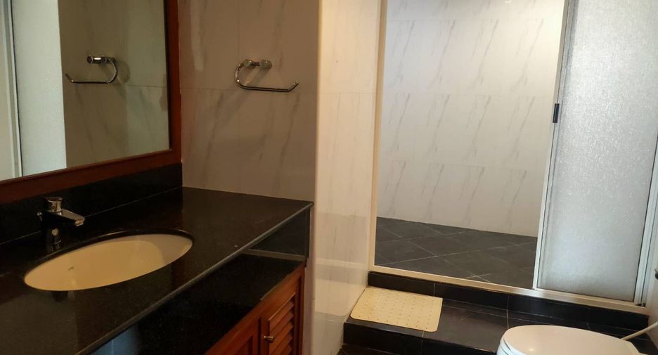 For rent 3 bedrooms condo in Khlong Toei, Bangkok