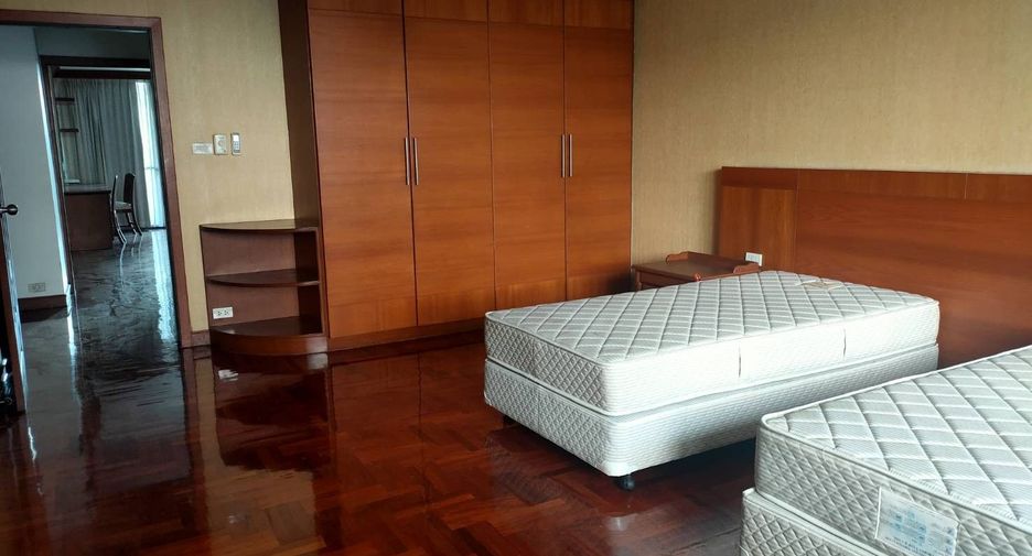 For rent 3 bedrooms condo in Khlong Toei, Bangkok