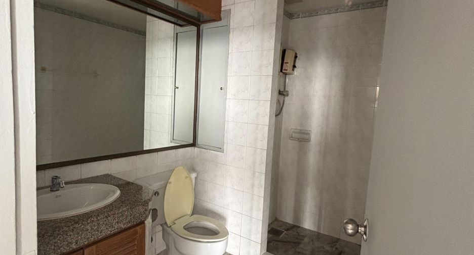 For rent 3 bedrooms apartment in Sathon, Bangkok