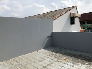 For rent 3 bedrooms townhouse in Bangkok Noi, Bangkok