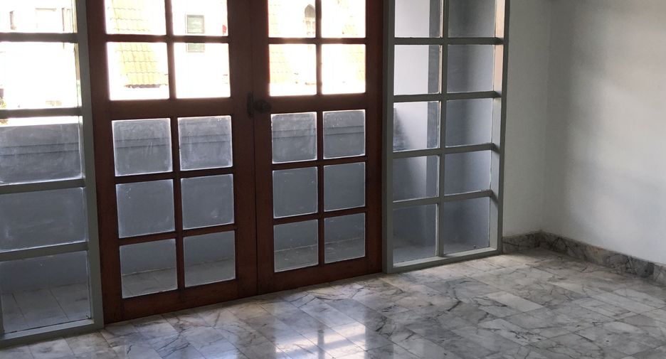 For rent 3 bedrooms townhouse in Bangkok Noi, Bangkok