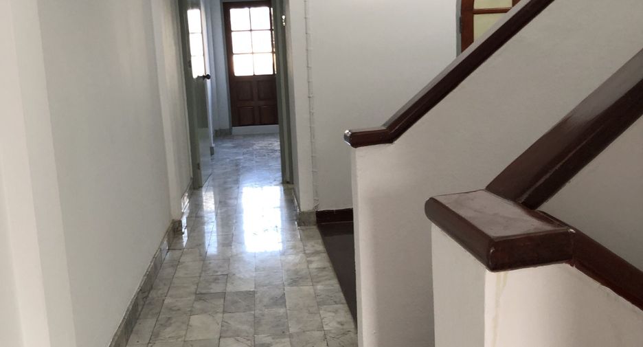 For rent 3 bedrooms townhouse in Bangkok Noi, Bangkok