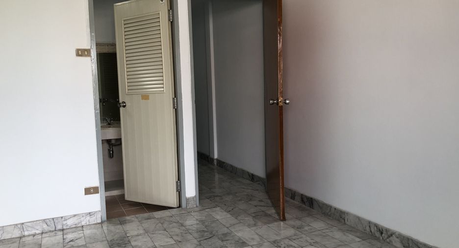 For rent 3 bedrooms townhouse in Bangkok Noi, Bangkok