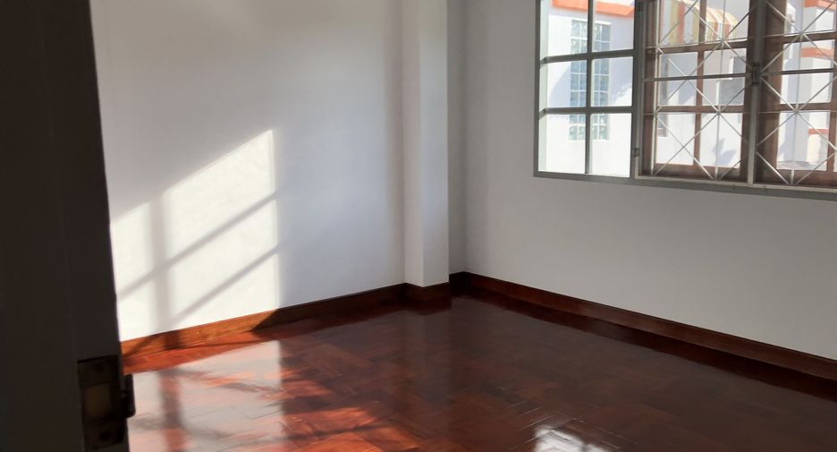 For rent 3 bedrooms townhouse in Bangkok Noi, Bangkok