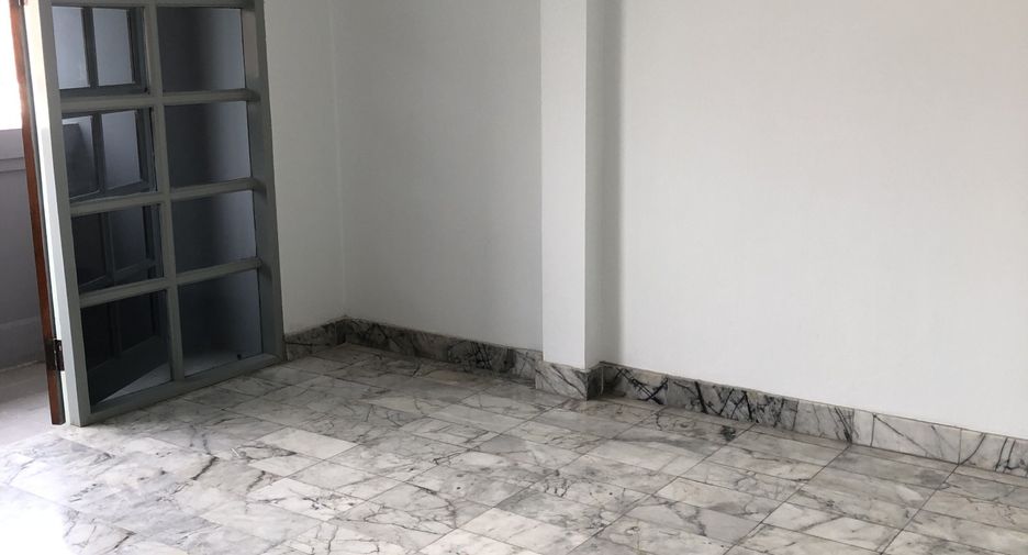 For rent 3 bedrooms townhouse in Bangkok Noi, Bangkok