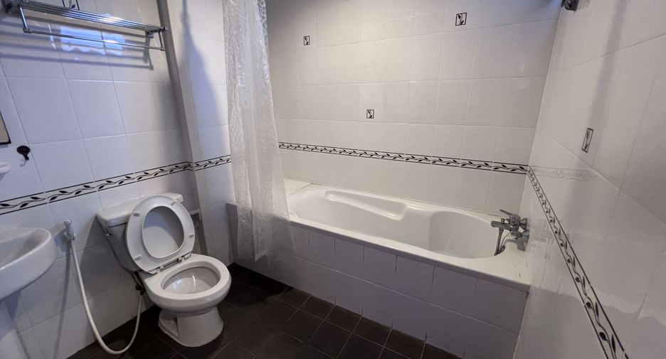 For rent 3 bedrooms condo in Watthana, Bangkok