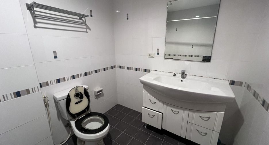 For rent 3 bedrooms condo in Watthana, Bangkok