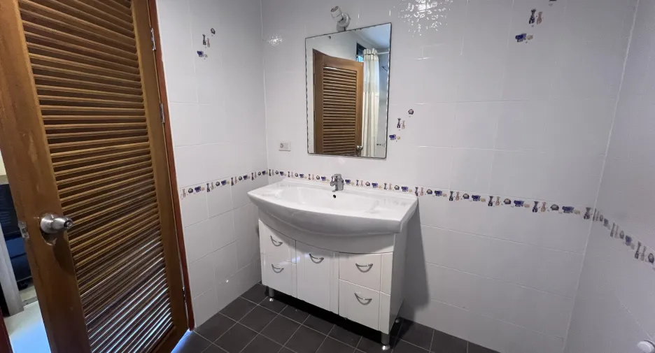For rent 3 bedrooms condo in Watthana, Bangkok