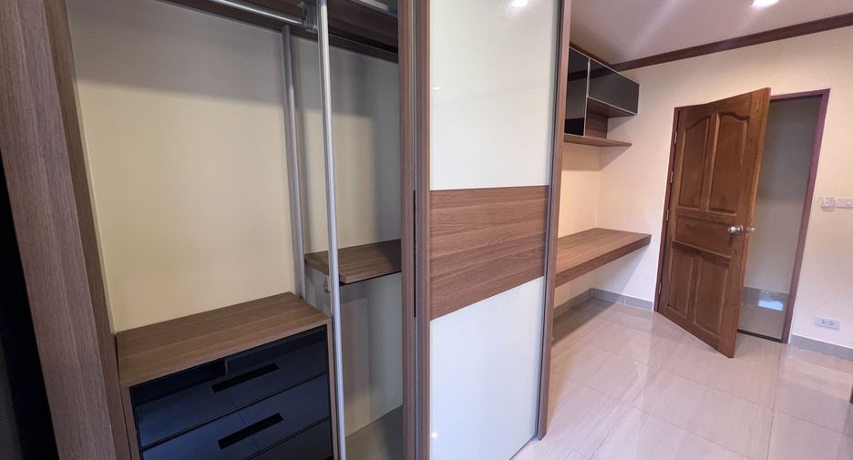 For rent 3 bedrooms condo in Watthana, Bangkok