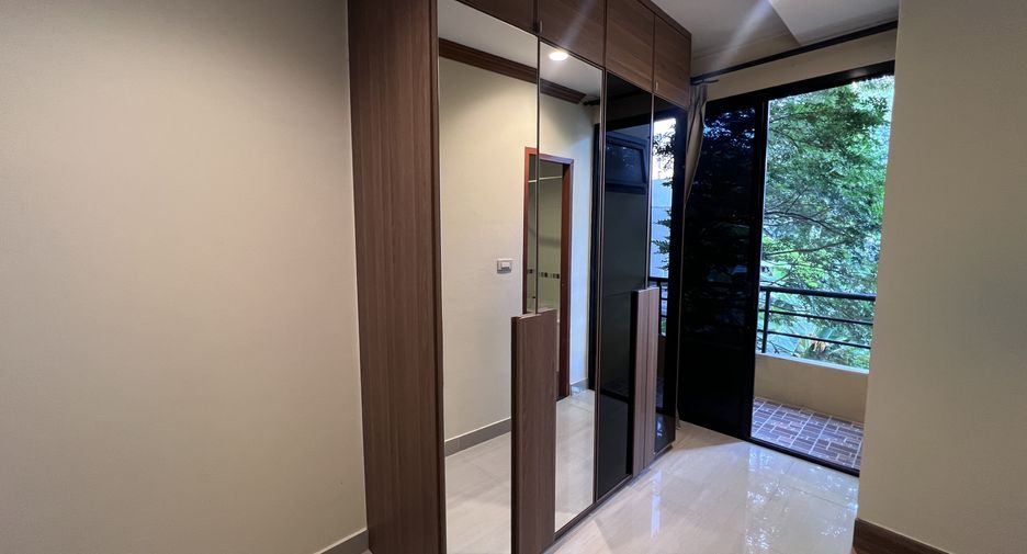 For rent 3 bedrooms condo in Watthana, Bangkok