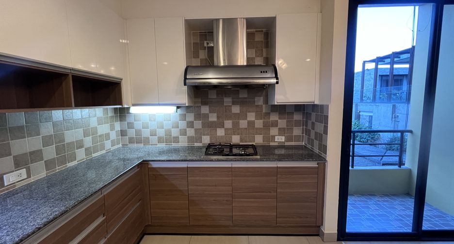 For rent 3 bedrooms condo in Watthana, Bangkok