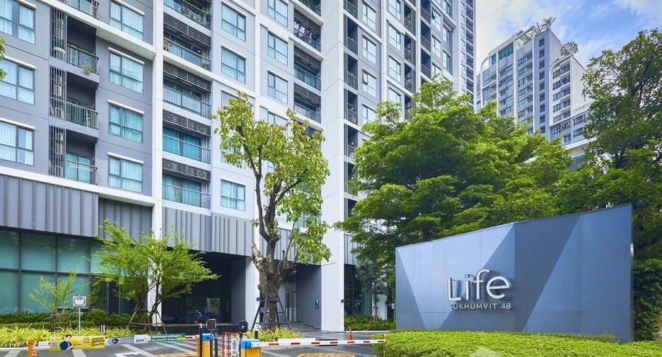 For rent 2 bedrooms condo in Khlong Toei, Bangkok