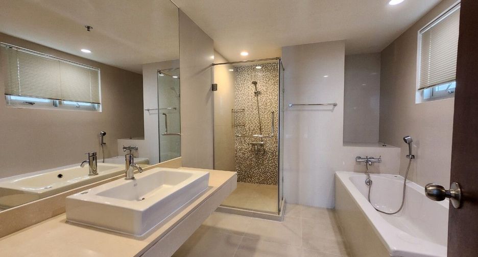 For rent 2 bedrooms condo in Pathum Wan, Bangkok