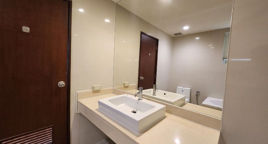 For rent 2 bedrooms condo in Pathum Wan, Bangkok