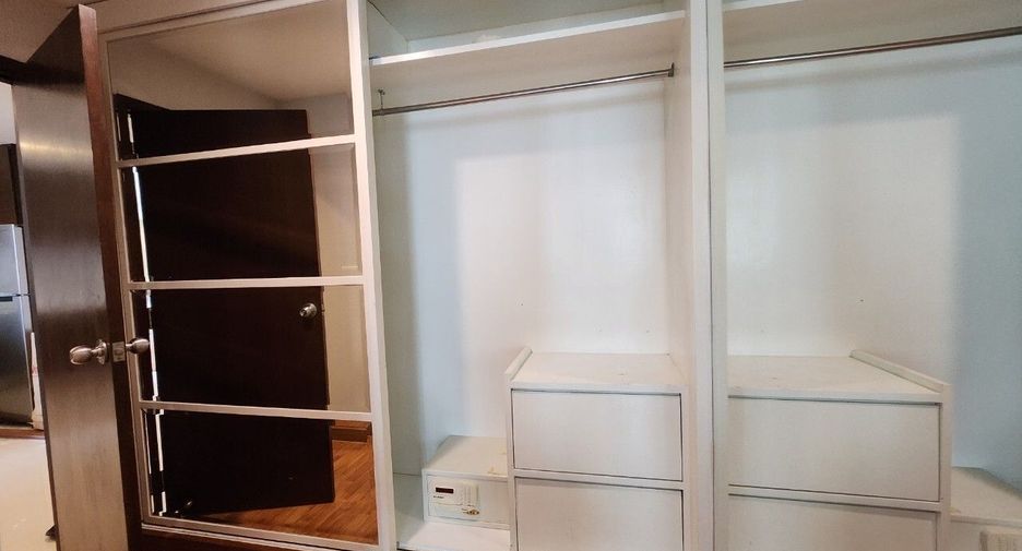 For rent 2 bedrooms condo in Pathum Wan, Bangkok