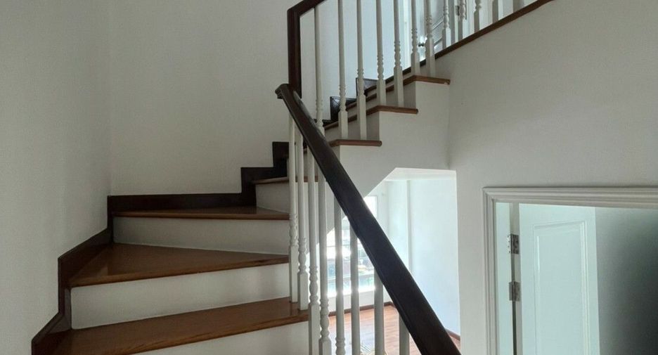 For rent 3 bedrooms townhouse in Bang Na, Bangkok