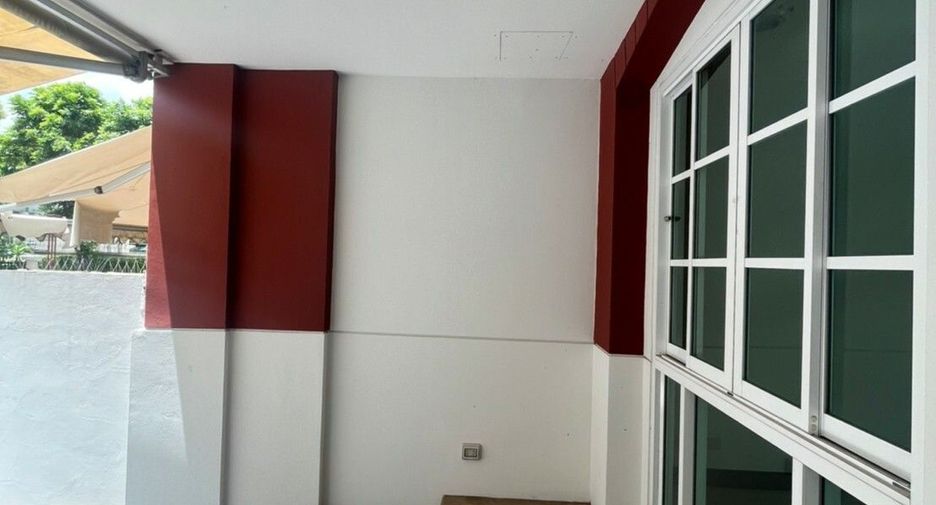 For rent 3 bedrooms townhouse in Bang Na, Bangkok