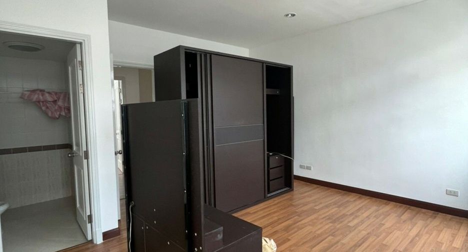 For rent 3 bedrooms townhouse in Bang Na, Bangkok