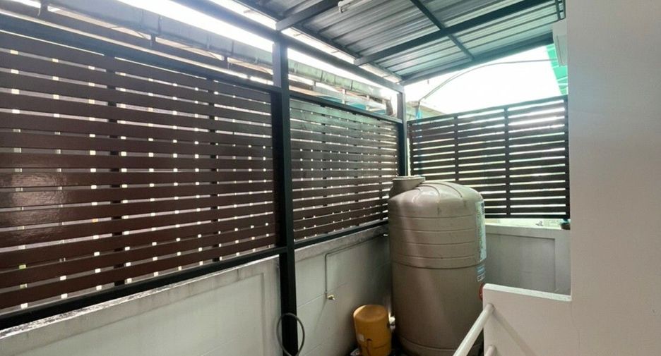 For rent 3 bedrooms townhouse in Bang Na, Bangkok