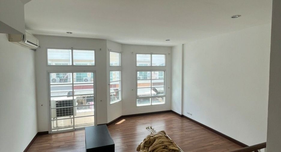 For rent 3 bedrooms townhouse in Bang Na, Bangkok