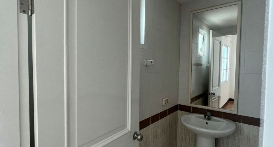 For rent 3 bedrooms townhouse in Bang Na, Bangkok