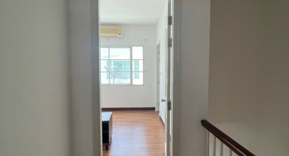 For rent 3 bedrooms townhouse in Bang Na, Bangkok