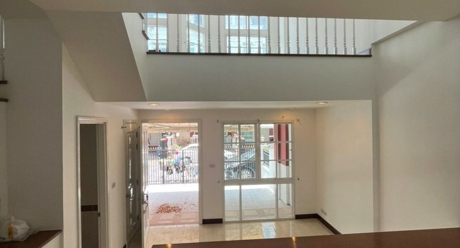 For rent 3 bedrooms townhouse in Bang Na, Bangkok