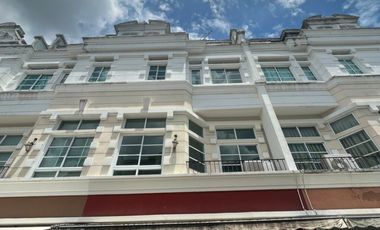 Casa adosada en alquiler de 3 habitaciones en Bang Na, Bangkok